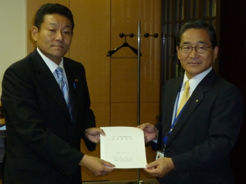 文部科学省の笠大臣政務官（左）に要望書を提出する知事