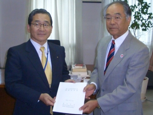 （財）日本体育協会の森副会長（右）に要望書を提出する知事